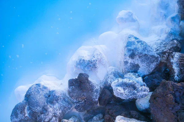 自然背景 冰岛人休息和放松的地热温泉 源于自然的温泉源 蓝色湖泊和蒸汽 — 图库照片