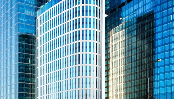 城市商业中心的高层办公大楼 玻璃和钢铁 以摩天大楼为背景 — 图库照片
