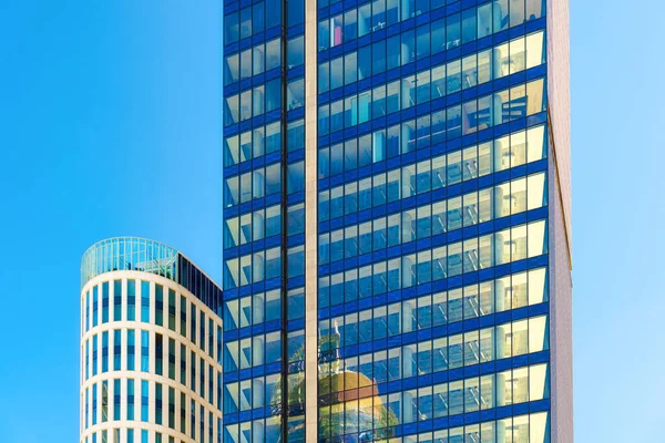 城市商业中心的高层办公大楼 玻璃和钢铁 以摩天大楼为背景 — 图库照片