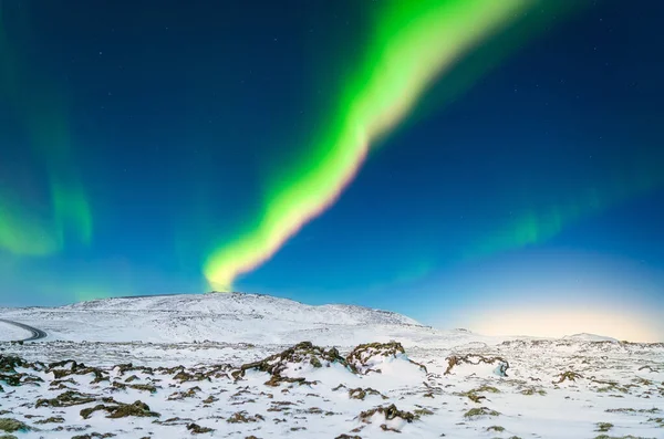 Polarlichter Nordlichter Über Den Bergen Eine Winternachtslandschaft Mit Hellen Lichtern — Stockfoto