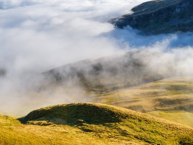 Vadideki dağlar ve bulutlar. Doğa manzarası. Bulutların arasındaki dağ sırası. Yaz mevsiminde manzara.
