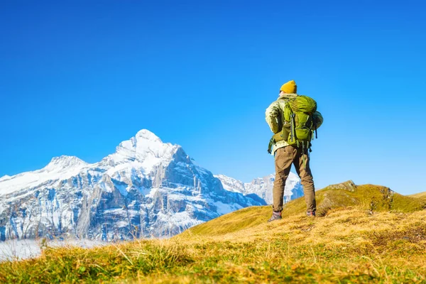 在山上背着背包的游客 高山远足在高山上 旅行和冒险积极的生活 夏天的风景 高分辨率的照片 — 图库照片