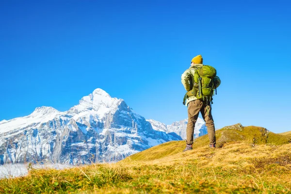 Turista Con Una Mochila Las Montañas Senderismo Montaña Las Altas — Foto de Stock