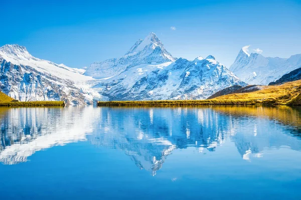 Hohe Berge Und Spiegelung Auf Der Oberfläche Des Sees Bergtal — Stockfoto