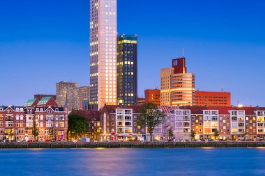 Rotterdam, Hollanda. Şehir merkezinin manzarası. Eski ve modern evler. Panoramik manzara. Akşamları şehir manzarası. Gökdelenler ve binalar.