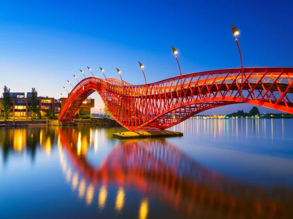 สะพานในเม องตอนกลางค สะพานบนพ นหล าในช วงช วโมงส สถาป ตยกรรมและการออกแบบ สะพานไพธอน — ภาพถ่ายสต็อก
