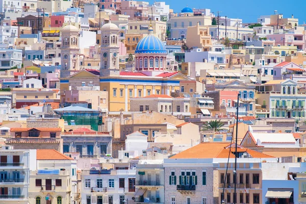 ギリシャのエルモポリス町 山の側にある町 ギリシャ建築の家や通り 旅行や冒険のための写真 丘の中腹に建物のカスケード配置 ロイヤリティフリーのストック画像