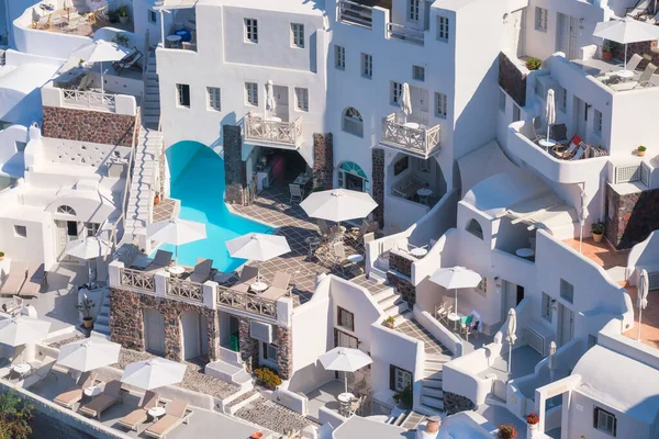 ギリシャのサントリーニ島のOia村 建築的背景 サントリーニの伝統的な家の眺め 家やホテルの小さな狭い通りや屋根 旅行や休暇の写真 ストック画像