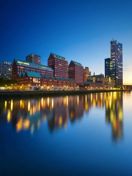 Rotterdam, Hollanda. Şehir merkezinin manzarası. Tekneler ve gemiler için körfez ve rıhtım. Panoramik manzara. Akşamları şehir manzarası. Gökdelenler ve binalar.