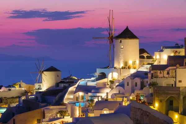 ギリシャのサントリーニ島のOia村 サントリーニの伝統的な家の眺め 小さな狭い通りや家 教会やホテルの屋根 日没時の風景 旅行や休暇の写真 ストック画像