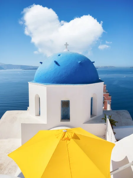 Vila Oia Ilha Santorini Grécia Uma Nuvem Forma Coração Céu — Fotografia de Stock