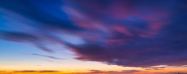 องฟ เมฆในช วงพระอาท เมฆและท องฟ ภาพถ ายความละเอ ยดส ปภาพพาโนรามาส าหร — ภาพถ่ายสต็อก
