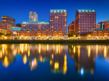 Rotterdam, Hollanda. Şehir merkezinin manzarası. Tekneler ve gemiler için körfez ve rıhtım. Panoramik manzara. Akşamları şehir manzarası. Gökdelenler ve binalar.
