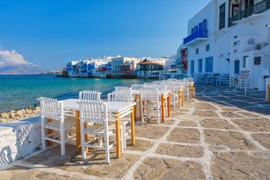 Küçük Venedik 'e bakan bir restoran, Mykonos Adası, Yunanistan. Denize bakan öğle ve akşam yemekleri. Fotoğraf: Duvar kağıdı.