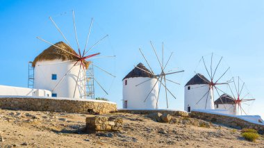 Mykonos, Yunanistan. Geleneksel yel değirmenleri. Mykonos 'un gündüz sembolü. Geleneksel yel değirmenleriyle manzara. Seyahat ve tatil için fotoğraf.