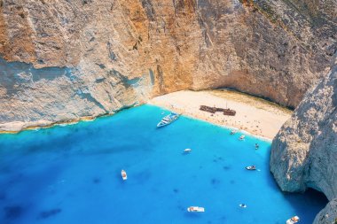 Yunanistan 'ın Zakynthos Adası' ndaki Navagio plajı manzarası. Tatil zamanı. İHA 'dan hava manzarası. Mavi deniz suyu. Kayalar ve deniz. Havadan gelen yaz manzarası.