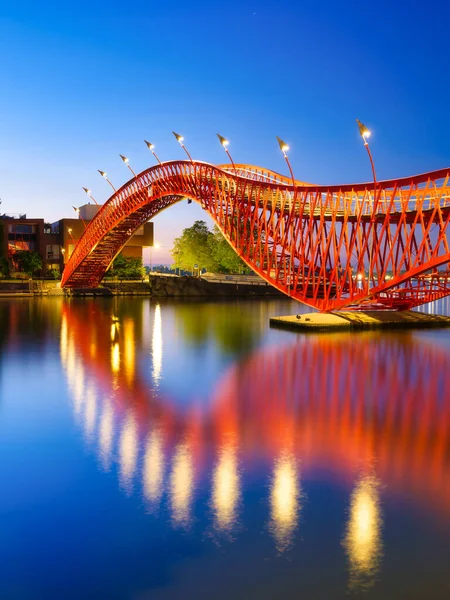 สะพานในเม องตอนกลางค สะพานบนพ นหล าในช วงช วโมงส สถาป ตยกรรมและการออกแบบ สะพานไพธอน — ภาพถ่ายสต็อก