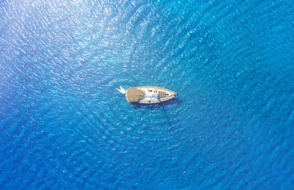 Egy Légi Felvétel Jachtról Kék Tengeren Átlátszó Tiszta Víz Tengerben — Stock Fotó