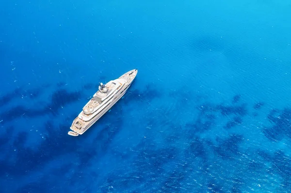 Yate Multideck Una Bahía Con Agua Azul Vacaciones Verano Viajes —  Fotos de Stock