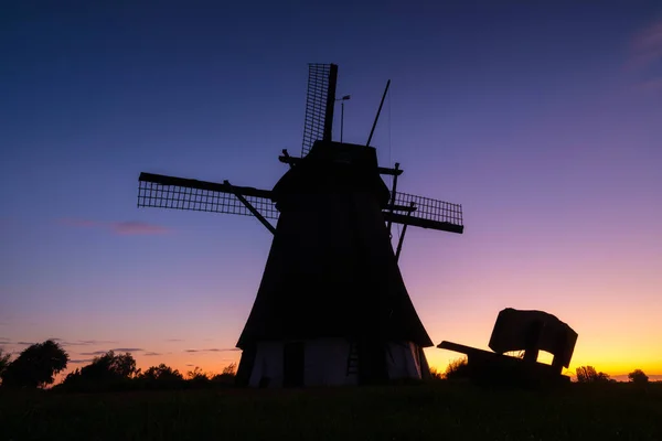Szélmalmok Hollandiában Történelmi Épületek Mezőgazdaság Nyári Táj Naplementekor Fényes Egy — Stock Fotó