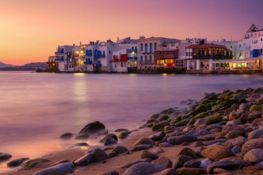 Mykonos, Yunanistan. Mykonos 'ta geleneksel bir ev manzarası. Küçük Venedik bölgesi. Gün batımında deniz manzarası. Deniz kıyısı ve sahil. Seyahat ve tatil için fotoğraf.