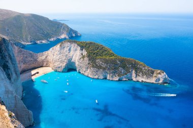 Yunanistan 'ın Zakynthos Adası' ndaki Navagio plajı manzarası. Tatil zamanı. İHA 'dan hava manzarası. Mavi deniz suyu. Kayalar ve deniz. Havadan gelen yaz manzarası.