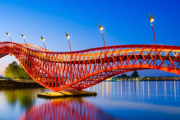 Uma Ponte Cidade Noite Ponte Fundo Céu Azul Durante Hora — Fotografia de Stock