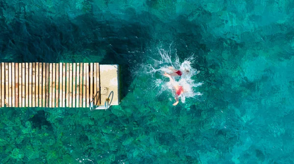 Carefree Couple Jumps Azure Sea Aerial View Vacation Summertime Young — Stok Foto