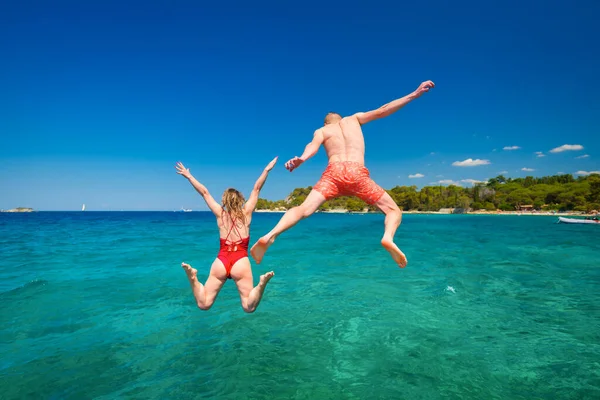 Carefree Couple Jumps Azure Sea Vacation Summertime Young Energetic People — ストック写真