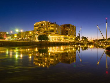 Hollanda 'da mimarlık sektörü. Modern ve eski binalar. Kanallar ve köprüler. Mimari peyzaj. Şehirde akşam aydınlatması. Kartpostal görünümü.
