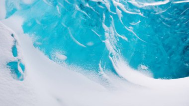 İzlanda 'daki Kristal Buz Mağarası. Arka plan olarak buz Vatnajokull Ulusal Parkı. Buz mağarasının içinde. İzlanda 'da kış manzaraları. Doğal arka plan. Kuzey ülkesi.