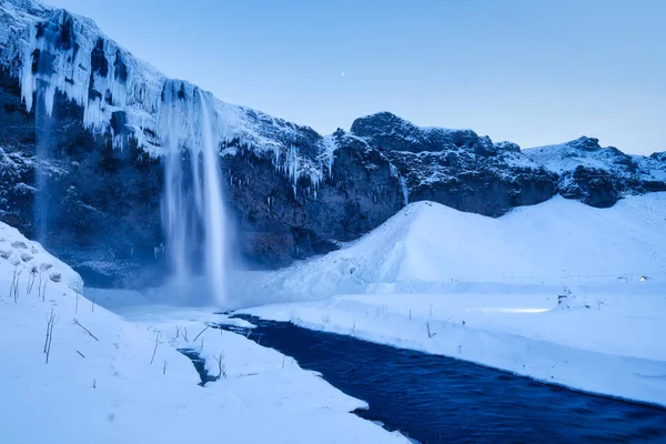 Wasserfall Seljalandsfoss Island Isländische Winterlandschaft Hoher Wasserfall Und Felsen Schnee — Stockfoto