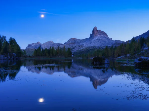 Hohe Berge Und Spiegelung Auf Der Oberfläche Des Sees Lago — Stockfoto
