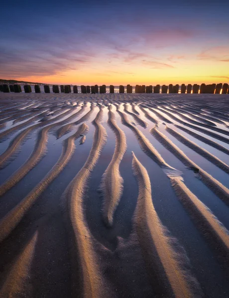 Havsutsikt Vid Solnedgången Gränser Sand Stranden Ljus Himmel Vid Solnedgången — Stockfoto