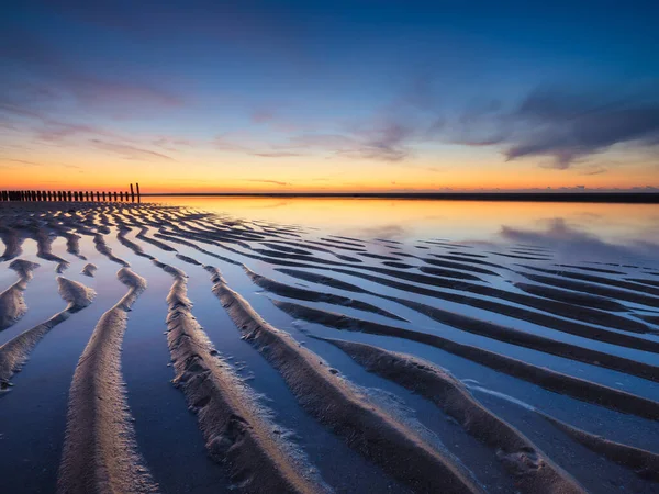 日没時の海 海岸沿いの砂のライン 日没時は明るい空 干潮時の砂浜 旅行のイメージ デザインのための写真 — ストック写真