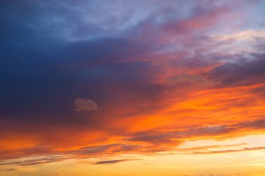 Gün batımında bulutlu gökyüzü. Bulutlar ve mavi gökyüzü. Yüksek çözünürlüklü bir fotoğraf. Tasarım ve arkaplan için panoramik fotoğraf.