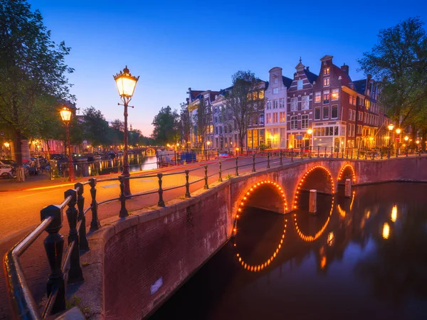 Amsterdam Belanda Pemandangan Rumah Dan Jembatan Saat Matahari Terbenam Kanal — Stok Foto