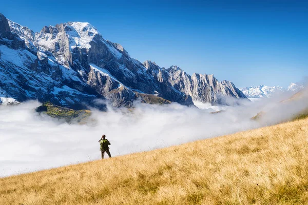 Tourist Mit Rucksack Den Bergen Bergwandern Hochgebirge Reisen Und Abenteuer — Stockfoto