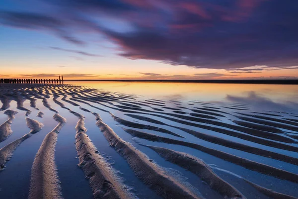 Havsutsikt Vid Solnedgången Gränser Sand Stranden Ljus Himmel Vid Solnedgången — Stockfoto