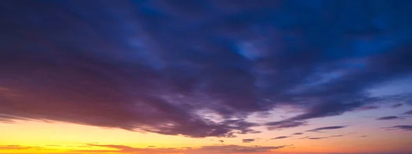 Céu Com Nuvens Durante Pôr Sol Nuvens Céu Azul Uma — Fotografia de Stock