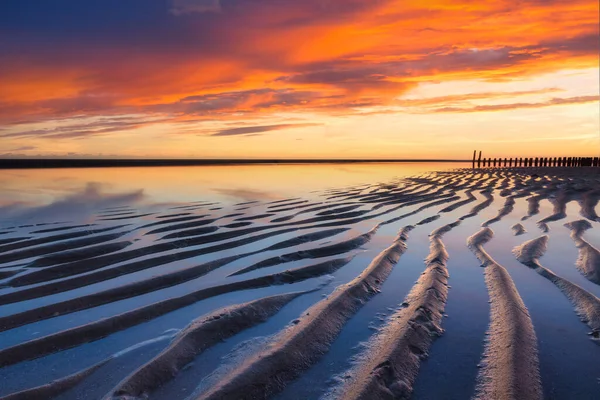 Sebuah Pemandangan Laut Saat Matahari Terbenam Garis Garis Pasir Pantai — Stok Foto