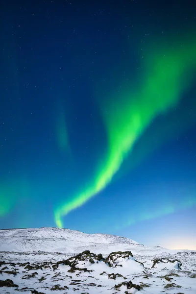 Aurora Borealis Norrsken Över Bergen Ett Vinternattslandskap Med Starkt Ljus — Stockfoto