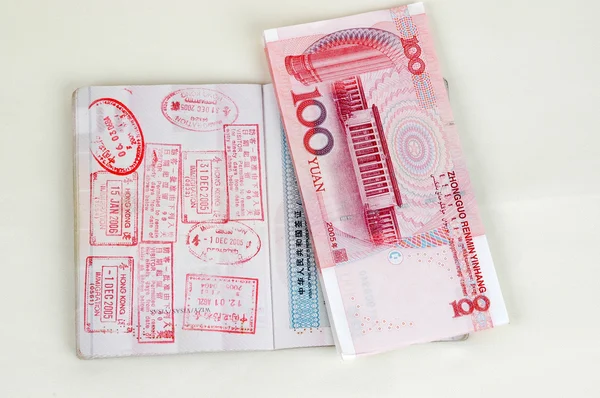 Chinesisches Geld und Pass — Stockfoto