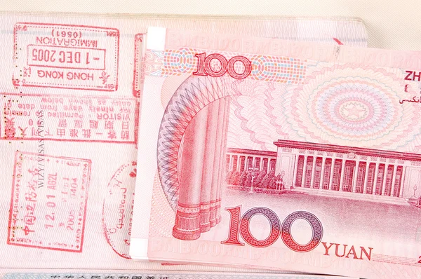 Pass und chinesisches Geld — Stockfoto