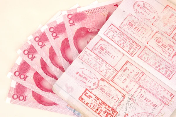 Pasaporte y RMB chino — Foto de Stock