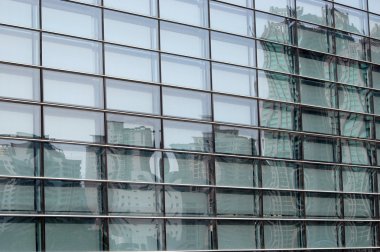 yansıma içinde gökdelenler