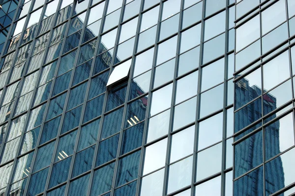 Wolkenkratzer im Spiegelbild — Stockfoto