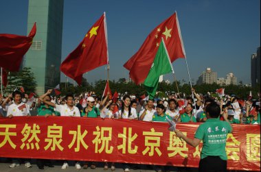 Çin bayraklarıyla tezahürat