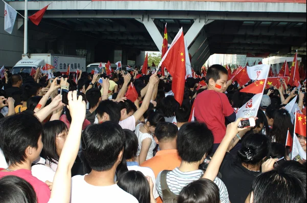 Chinois avec drapeaux, acclamations — Photo