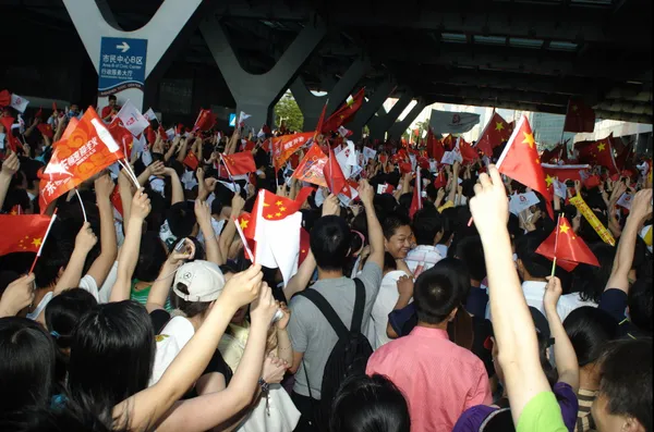 中国与旗子，欢呼 — 图库照片
